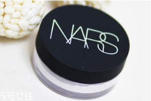 NARS蜜粉餅好用嗎？上班族控油神器
