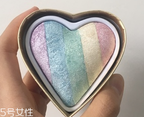 makeup revolution心形腮紅好用嗎？微閃蜜桃色彩