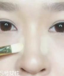 怎么把鼻梁畫高？小白都能駕馭的四步鼻梁修容法