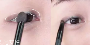 眼皮腫適合什么眼影？選用啞光色避開珠光色