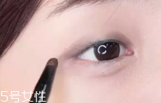眼皮腫適合什么眼影？選用啞光色避開珠光色