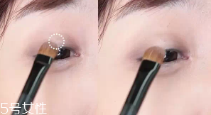 眼皮腫適合什么眼影？選用啞光色避開珠光色