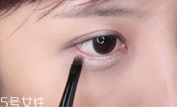眼皮腫適合什么眼影？選用啞光色避開珠光色