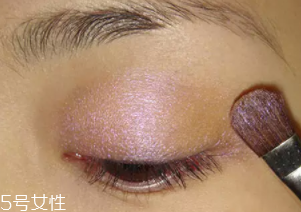 紫色眼影怎么畫好看？淡紫色超有女人味