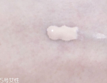 雅詩蘭黛粉底液和bb霜哪個好？