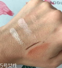 makeup revolution心形腮紅好用嗎？微閃蜜桃色彩