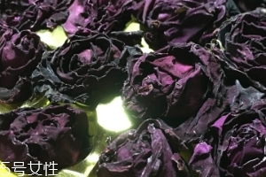 墨紅玫瑰和金邊玫瑰哪個(gè)好？墨紅玫瑰更勝一籌