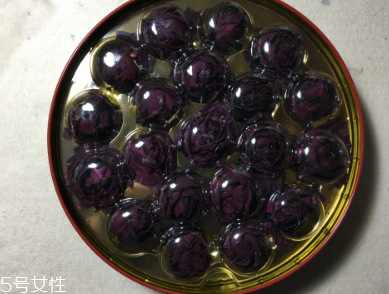 墨紅玫瑰和金邊玫瑰哪個(gè)好？墨紅玫瑰更勝一籌