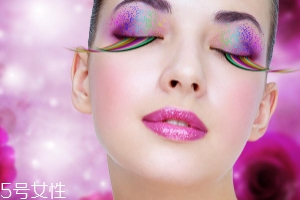 腮紅和口紅如何搭配？色彩不要太多