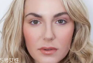 腮紅和口紅如何搭配？色彩不要太多