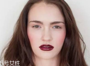 腮紅和口紅如何搭配？色彩不要太多