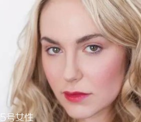 腮紅和口紅如何搭配？色彩不要太多