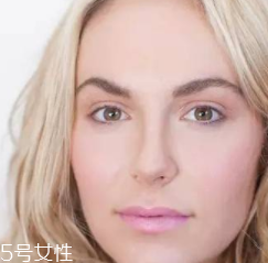 腮紅和口紅如何搭配？色彩不要太多