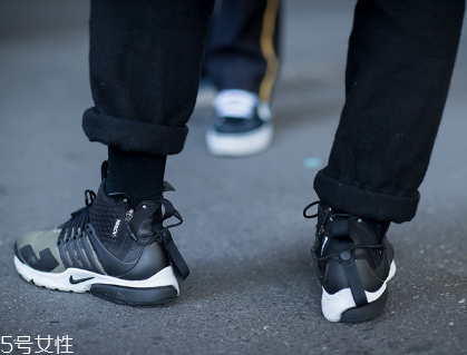 運(yùn)動(dòng)鞋鞋底變硬怎么辦？放太久或者已老化