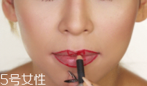 橢圓形嘴唇怎么涂口紅？勾勒唇線讓唇形完美