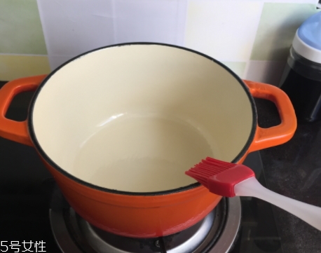琺瑯鍋和玻璃鍋哪個(gè)好？附上用琺瑯鍋燒菜過(guò)程