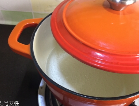 琺瑯鍋和玻璃鍋哪個(gè)好？附上用琺瑯鍋燒菜過(guò)程