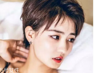 方形臉適合什么發(fā)型？卷曲長(zhǎng)發(fā)柔和臉部輪廓