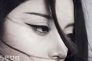 眼線畫歪了怎么辦？干脆暈成煙熏妝
