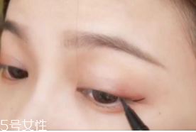 眼線畫歪了怎么辦？干脆暈成煙熏妝