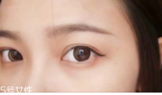 眼線畫歪了怎么辦？干脆暈成煙熏妝