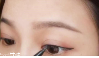 眼線畫歪了怎么辦？干脆暈成煙熏妝