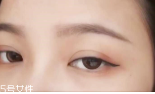 眼線畫歪了怎么辦？干脆暈成煙熏妝