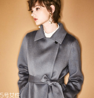 白領(lǐng)女性赴約穿什么好？長款氣質(zhì)大衣有格調(diào)和氣質(zhì)