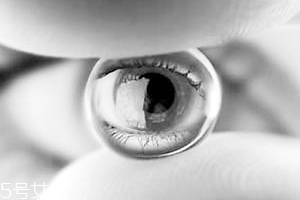 怎么確定隱形眼鏡掉了？蒙著一邊眼睛測(cè)視力