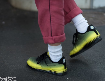 運動鞋不跟腳怎么辦？找準原因?qū)ΠY下藥