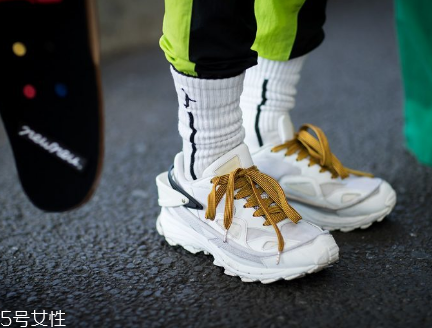 運(yùn)動鞋不防滑怎么辦？一盒創(chuàng)可貼就能解決