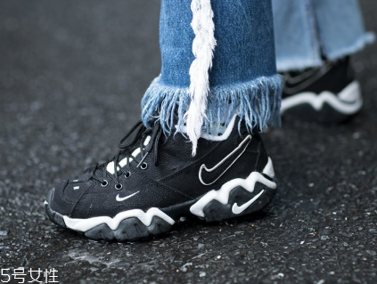 運(yùn)動鞋不防滑怎么辦？一盒創(chuàng)可貼就能解決