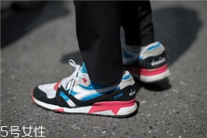運(yùn)動鞋不防滑怎么辦？一盒創(chuàng)可貼就能解決
