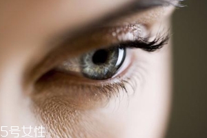 冬天用什么眼霜？抗皺眼霜對抗干燥肌