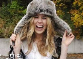 戴什么帽子顯臉?。繉掗苊弊屇樋雌饋硇?></p><p>爵士帽：爵士帽寬大的帽檐給人帶來中性風，不過在選擇爵士帽的時候切記不要選擇帽檐過寬的，因為不但會顯得過于夸張，而且冬天的風一吹，帽子很容易就被掀起來，場面很是尷尬。</p><p style=