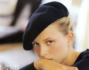 戴什么帽子顯臉?。繉掗苊弊屇樋雌饋硇?></p><p>而當我們選擇顏色靚麗或者在造型上別出心裁的貝雷帽時，這頂渾身透露出復古精致氣的帽子也能一下子透露出時尚感來。</p><p style=