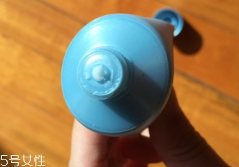 雅詩蘭黛卸妝乳怎么用？
