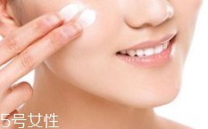 隔離霜可以直接涂在臉上嗎？要用補(bǔ)水產(chǎn)品打底才好