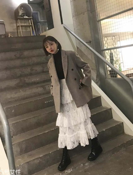 蕾絲長(zhǎng)裙配什么上衣？?jī)?yōu)雅氣質(zhì)小女人