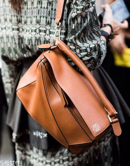 loewe是幾線品牌？時(shí)尚界的it bag