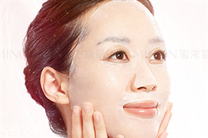 面膜敷多長(zhǎng)時(shí)間為好？干燥的肌膚及時(shí)補(bǔ)水