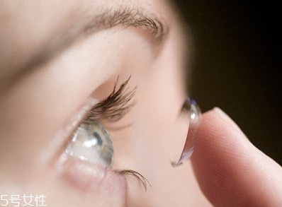 美瞳一天戴多長時(shí)間？美瞳的正確佩戴方法