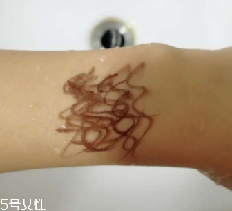kiss me眼線筆怎么卸？卸妝水直接擦拭即可