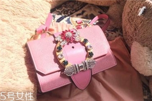 miumiu是什么旗下的？明星偏偏鐘愛它