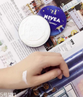 妮維雅小藍(lán)罐很油嗎？清爽不油膩