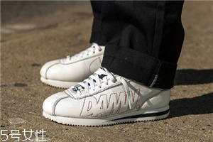 運(yùn)動(dòng)鞋腳面緊怎么處理？千萬(wàn)不要勉強(qiáng)穿