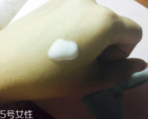 悅詩(shī)風(fēng)吟乳液為什么搓泥？吸收度一般