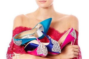 badgley mischka鞋子偏大嗎？時(shí)尚與奢華并存的紅毯戰(zhàn)靴