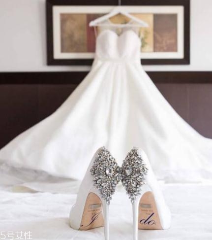 badgley mischka鞋子偏大嗎？時(shí)尚與奢華并存的紅毯戰(zhàn)靴