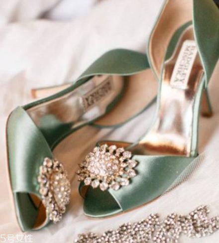 badgley mischka鞋子偏大嗎？時(shí)尚與奢華并存的紅毯戰(zhàn)靴